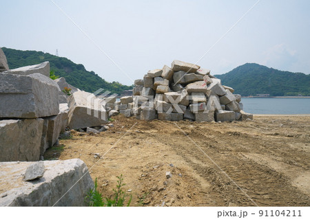 笠岡諸島最大の島・北木島 切り出されて置かれた北木石2 金風呂地区 岡山県笠岡市 笠岡諸島最大の島・北木島 切り出されて置かれた北木石2 金風呂地区 岡山県笠岡市 91104211