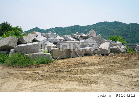 笠岡諸島最大の島・北木島 切り出されて置かれた北木石3 金風呂地区 岡山県笠岡市 笠岡諸島最大の島・北木島 切り出されて置かれた北木石3 金風呂地区 岡山県笠岡市 91104212