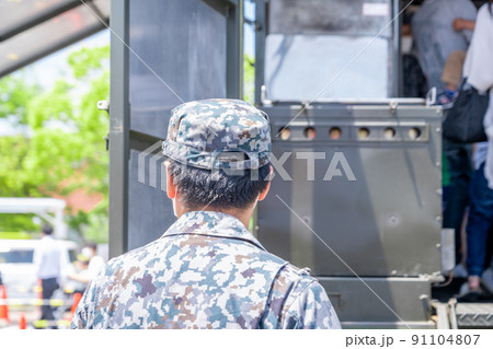 国民を見守る自衛隊員の後ろ姿のイメージ 国民を見守る自衛隊員の後ろ姿のイメージ 91104807