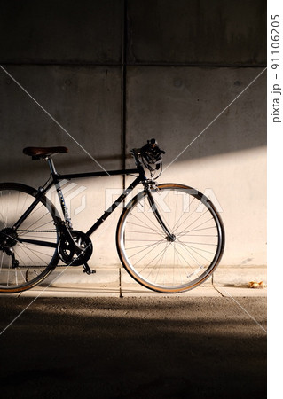 朝日と自転車 縦画像 朝日と自転車 縦画像 91106205