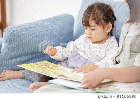 絵本の読み聞かせ 絵本の読み聞かせ 91106980