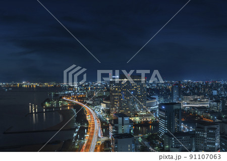 [九州・福岡] 百道浜を沿って夜に輝く福岡都市高速環状線の俯瞰図。 91107063