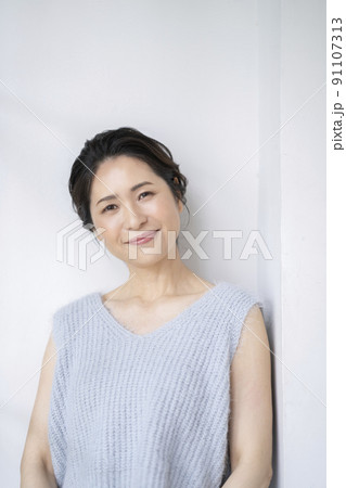 アラフィフの女性　カメラ目線　ポートレート 91107313