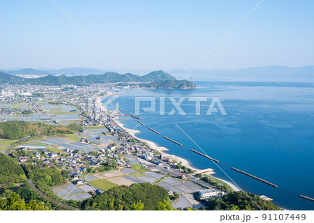【高徳線】大坂峠から見る瀬戸内海と特急列車 91107449