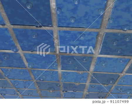 青いタイルの壁に水滴の3Dイラストレーション。無数の水滴。結露した壁。 91107499