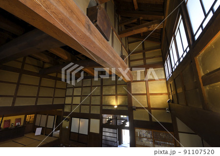 石谷家住宅内部　巨大な梁　智頭宿（鳥取県八頭郡智頭町） 91107520