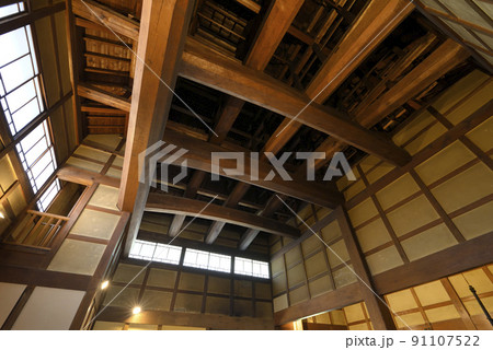 石谷家住宅内部　巨大な梁　智頭宿（鳥取県八頭郡智頭町） 91107522