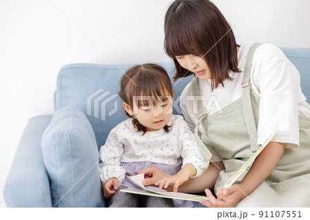 絵本の読み聞かせ 91107551