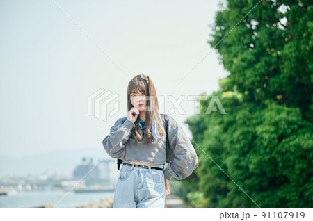 カメラ目線で立つZ世代の女性 91107919