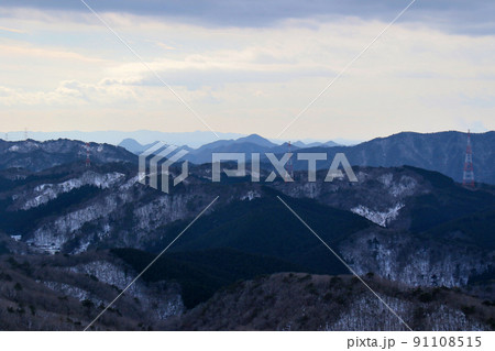 深山~るり渓ハイキングコースより到着した深山頂上から中央に三田の大船山、右端は有馬富士、左側に羽束山 深山~るり渓ハイキングコースより到着した深山頂上から中央に三田の大船山、右端は有馬富士、左側に羽束山 91108515