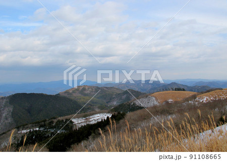 深山~るり渓ハイキングコースのゴール深山頂上。丹波など周囲の山々を望む 深山~るり渓ハイキングコースのゴール深山頂上。丹波など周囲の山々を望む 91108665
