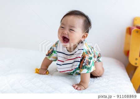 はいはいをする乳児 あかちゃん はいはいをする乳児 あかちゃん 91108869