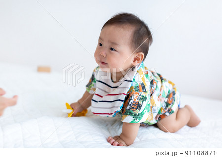 はいはいをする乳児　あかちゃん 91108871