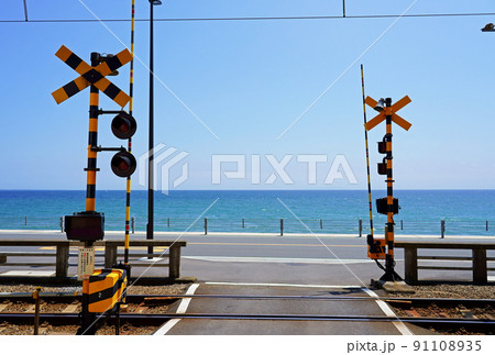 江ノ電の海へ渡る踏切 江ノ電の海へ渡る踏切 91108935