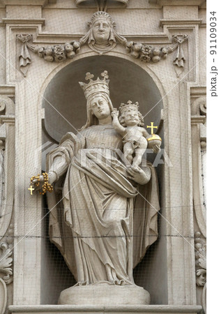Virgin Mary with baby Jesus on the facade of Dominican Church in Vienna, Austria Virgin Mary with baby Jesus on the facade of Dominican Church in Vienna, Austria 91109034