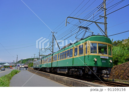 快晴の七里ヶ浜を行く江ノ電300形 91109156