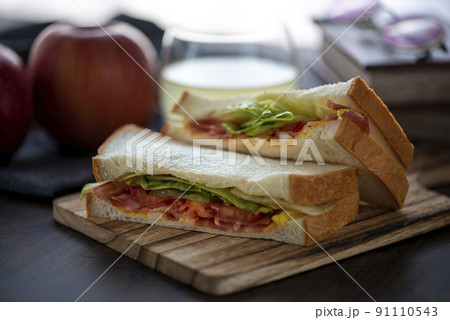 リンゴジュースとサンドイッチ 91110543