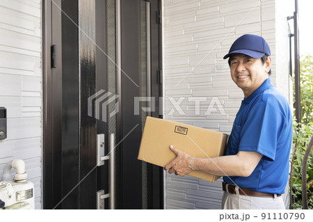 荷物を届ける宅配便の男性 91110790