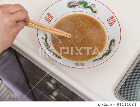 【ミドル主婦が濃厚醤油ラーメンのスープを作る】 91111031