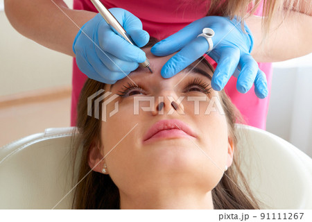 Professional eyebrow correction in a beauty salon Professional eyebrow correction in a beauty salon 91111267