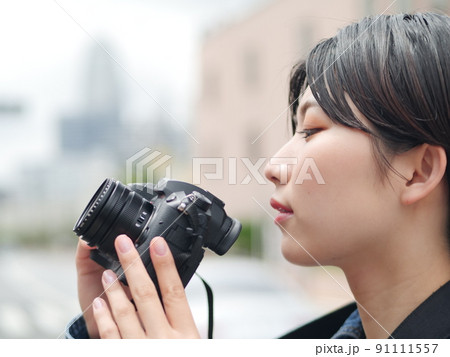 女性フォトグラファー　カメラ女子 91111557