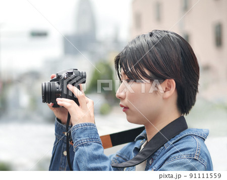 女性フォトグラファー　カメラ女子 91111559