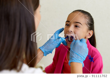 Speech therapist working with girl training pronunciation 91111702