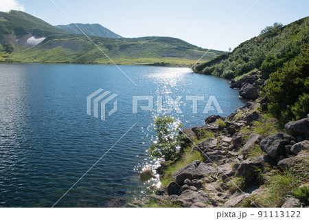 長野県富山県にある日本百名山の白馬岳への白馬大池付近の雪渓と青空の景色 91113122