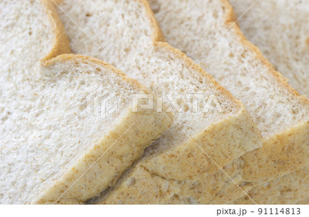 全粒粉入りの食パン 接写 全粒粉入りの食パン 接写 91114813