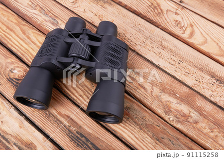 Binocular on wood 91115258
