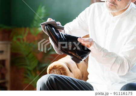 革靴を磨くミドル男性 革靴を磨くミドル男性 91116175
