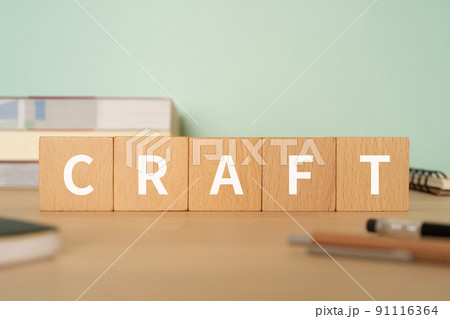 「CRAFT」と書かれたブロックが置かれたデスク 91116364