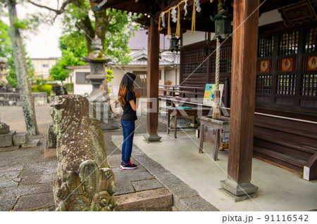 神社を参拝する女性 神社を参拝する女性 91116542