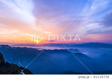 (群馬県)谷川岳山頂より望む御来光と山並み (群馬県)谷川岳山頂より望む御来光と山並み 91116726