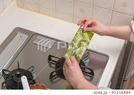 【ミドル主婦がおにぎりに巻く海苔を炙る】 91116884