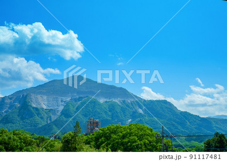 寺坂の棚田付近から眺めた武甲山 春の景色 新緑の季節 寺坂の棚田付近から眺めた武甲山 春の景色 新緑の季節 91117481