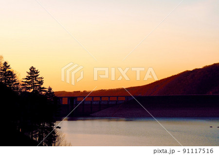 夕暮れ時の忠別湖　北海道 91117516