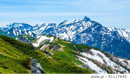 初夏の燕岳登山（稜線から望む槍ヶ岳） 91117640