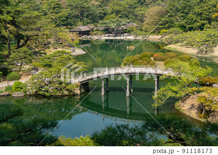 香川県高松市 栗林公園栗林公園を代表する景観の飛来峰と偃月橋 香川県高松市 栗林公園栗林公園を代表する景観の飛来峰と偃月橋 91118173