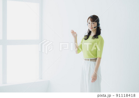 プレゼン　ビジネスウーマン　 91118418