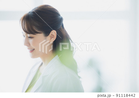 白衣　女性　パソコン　 91118442