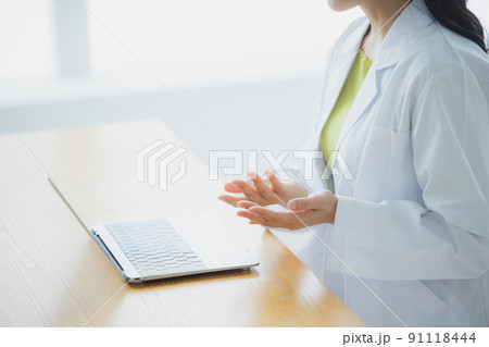 白衣　女性　パソコン　 91118444