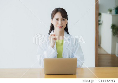 白衣　女性　パソコン 91118493