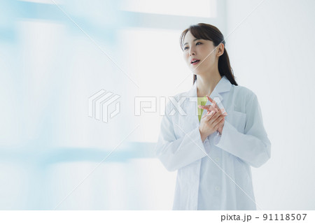 白衣　女性　プレゼン 91118507