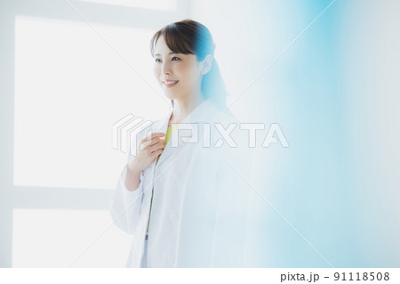 白衣　女性　プレゼン 91118508