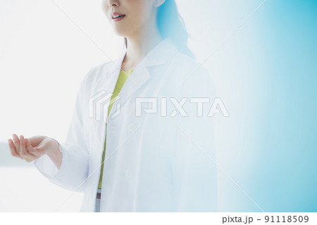 白衣　女性　プレゼン 91118509