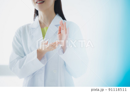 白衣　女性　プレゼン 91118511