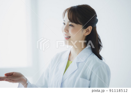 白衣　女性　プレゼン 91118512