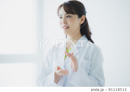 白衣　女性　プレゼン 91118513