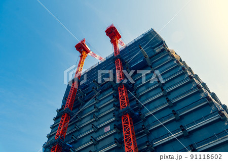 建設中の高層ビルとクレーンと晴れ渡る空 b-4 暖色寒色強調 建設中の高層ビルとクレーンと晴れ渡る空 b-4 暖色寒色強調 91118602
